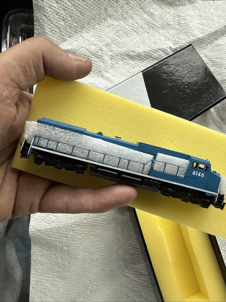 Hallmark N scale GE Dash 8-40 CW Conrail Minty Great Quality - Image 4 of 4