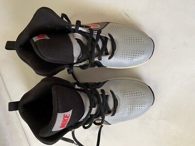Nike Team Hustle D(GS) basketball shoes sz 6Y- gray, black