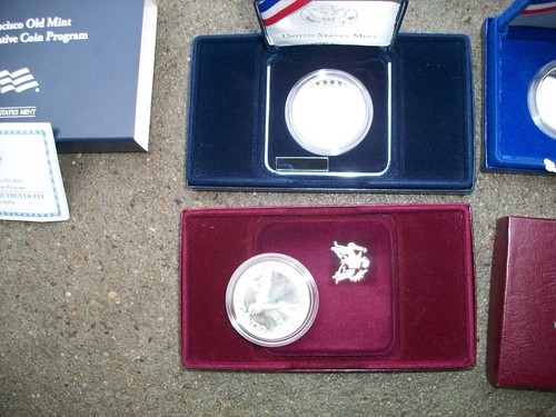 2006 San Francisco Mint With 1986 Liberty Dollar And 1988 Olympiad Silver Coin. - Picture 2 of 10
