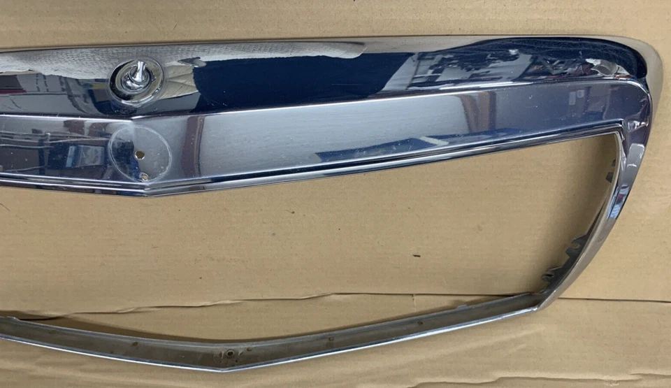 1989 Mercedes 300SE 126 Front Grille Chrome Surround 1268800883 1986-1991 Foto 2 de 4