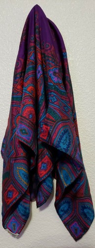 Sciarpa quadrata LIZ CLAIBORNE 100% seta 30 1/2 x 31 paisley viola rosso blu verde - Foto 7 di 7