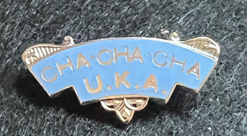CHA CHA CHA U.K.A. INSIGNIA DE BAILE MAESTROS ESMALTE PIN INSIGNIA - AZUL O AMARILLO - Imagen 3 de 7