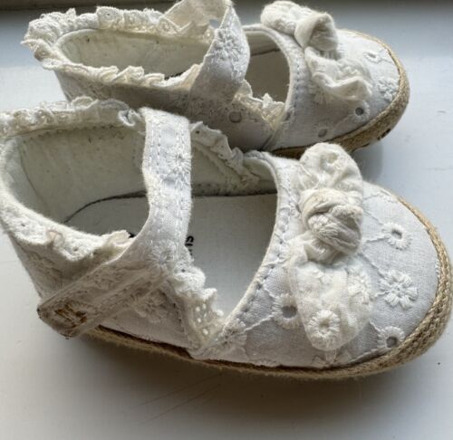 River island Baby Girls White Bow Broderie Shoes Size 3-6 Months - Picture 2 of 4