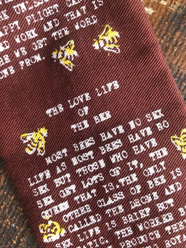 VTG 50s ROOSTER LOVE LIFE BEES BROWN YELLOW SKINNY COTTON NECK TIE SQUARE END - Picture 4 of 6