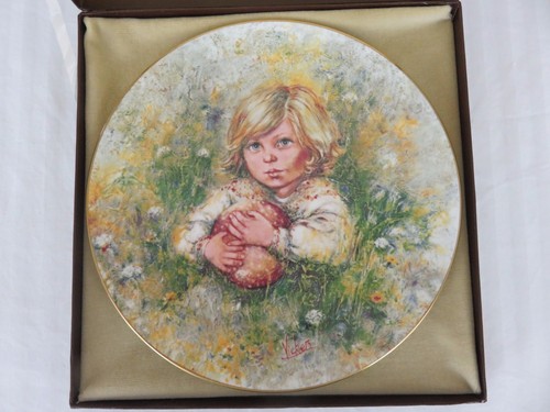 Wedgwood Innocence Blossoming of Suzanne Collection Mary Vickers No. 420B Plate - Picture 3 of 5