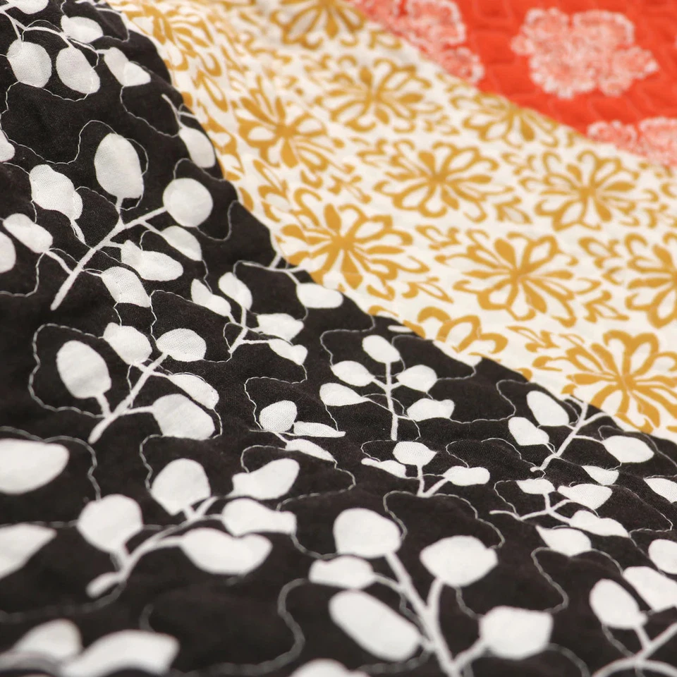 The Curated Nomad Presidio Bohemian Stripe Sherpa Throw Foto 4 de 4