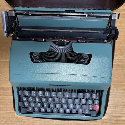 Olivetti Vintage Typewriter with GUCCI Logo Case Italian Design 1982 - Picture 15 of 20