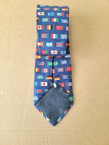 Corbata Faconnable Azul Con Banderas Patrón Seda Hecha en Francia..61x3.3/4 - Imagen 5 de 10