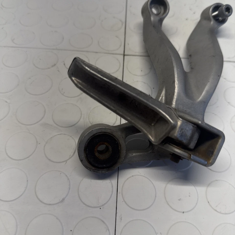 2002 Suzuki GSXR600 passageiro traseiro direito footpeg e suporte OEM - Imagem 2 de 4