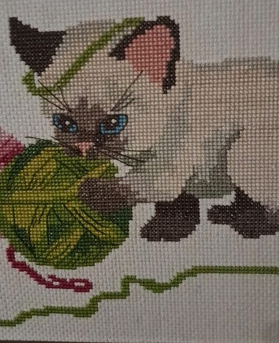 VINTAGE NEEDLEPOINT/CROSS STITCH SIAMESE KITTENS PLAYING WITH BALLS OF YARN... - Picture 5 of 13