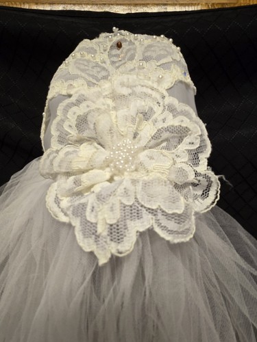 Vintage 1981 lace & pearl wedding cap with Tulle and Lace veil - wedding costume - Picture 1 of 7