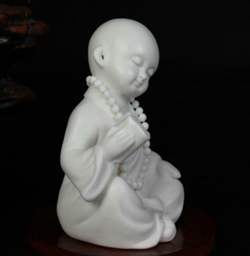 Estatua de cerámica de porcelana blanca china de 3,6" leer un libro pequeño monje - Imagen 4 de 6