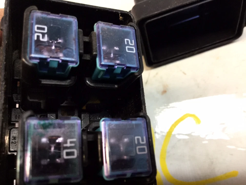 03 04 05 CAJA DE CONEXIONES RELÉ DE FUSIBLES PEQUEÑA BAHÍA DE MOTOR HONDA PILOT OEM 148C S Foto 3 de 4