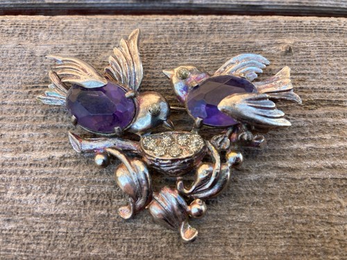 VINTAGE ROTKEHLCHEN VÖGEL AUF EI NEST BROSCHE ANSTECKNADEL LILA GLAS FACETTIERTE STEINE STRASS