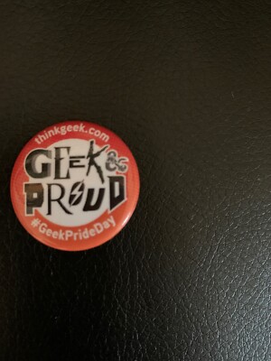 THINKGEEK GEEK & PROUD #GeekPrideDay BUTTON Exclusive Think Geek 1'' PIN NEW