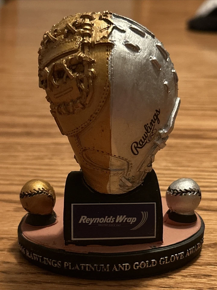 Estatua Guante Anthony Rizzo Chicago Cubs SGA 2016 Rawlings Platino y Oro Foto 2 de 2
