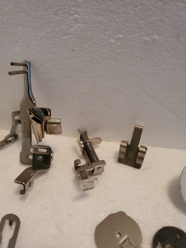 Vintage SINGER TOUCH & SEW 600 Deluxe Zig Zag Machine ATTACHMENTS Parts Feet etc - Picture 3 of 6