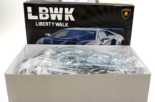 Aoshima 1/24 Scale Unbuilt Kit 059937 - Lamborghini Aventador LE #44 - Picture 6 of 6