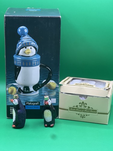 Taza Pfaltzgraff Púrpura Pingüino Patín Pie Cubierta Taza y 2 Pingüinos Adorno - Imagen 1 de 8