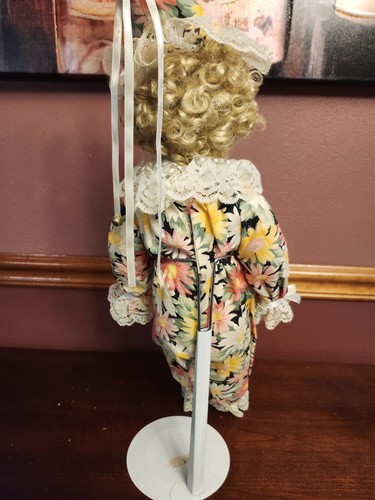 Vintage Porzellan 22 Zoll Puppe mit Blumen Outfit - Bild 6 von 6