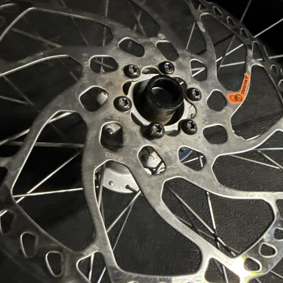 Rueda delantera Bontrager Kovee Elite 30 mm Carbón 29er Boost TubelessMaxxis DHF 203 Foto 2 de 4