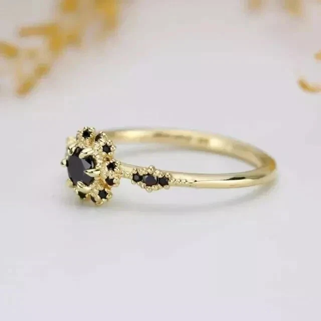 Anillo de compromiso de diamantes creados en laboratorio de corte redondo de 2 quilates enchapado en oro amarillo de 14 quilates para mujer Foto 2 de 4