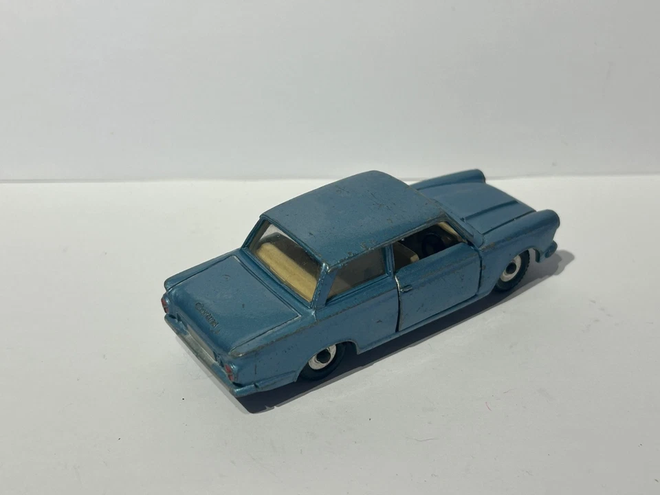 Dinky Toys 139 Ford Cortina 3 door Blue, Original, Vintage, Rare - Image 2 of 4
