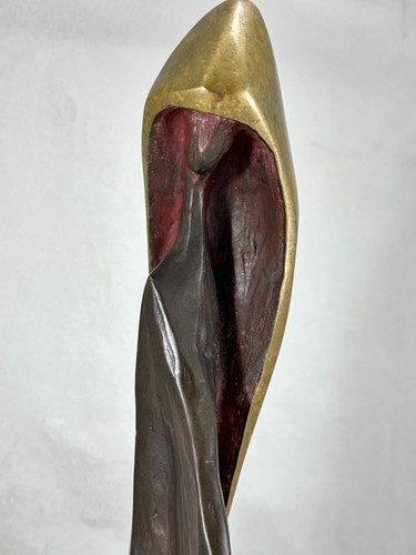 Scultura in bronzo firmata Braslow 111/4" seduta donna con cappuccio - numero 12/25 - Foto 4 di 13