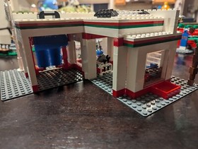 LEGO Creator Expert: Town Plan (10184) W/Manuals 99% Complete Read Desc.