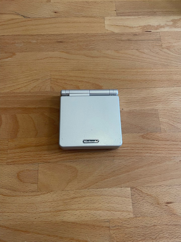 Nintendo Gameboy Advance SP (silver) Bundle + Games & Accessories