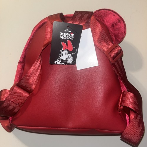 Mini mochila Disney Minnie Mouse de terciopelo rojo y lazo dorado con orejas precio de venta sugerido por el fabricante $60 - Imagen 2 de 5