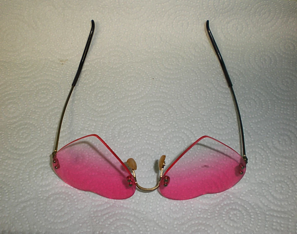 Gafas de sol rosa vintage en forma de corazón Foto 3 de 4