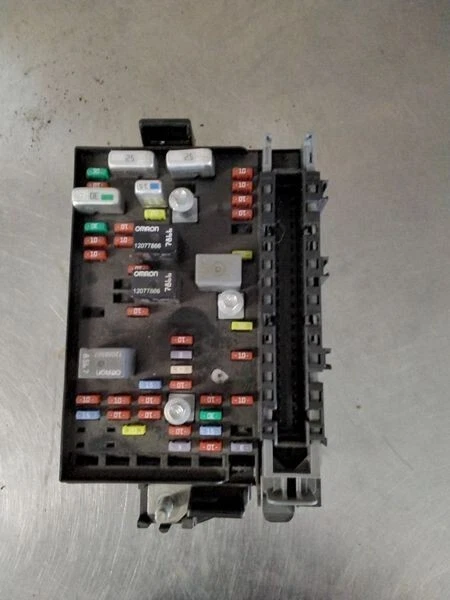 2004-2005 GMC Envoy XUV Fuse Box Engine OEM - Image 4 of 4