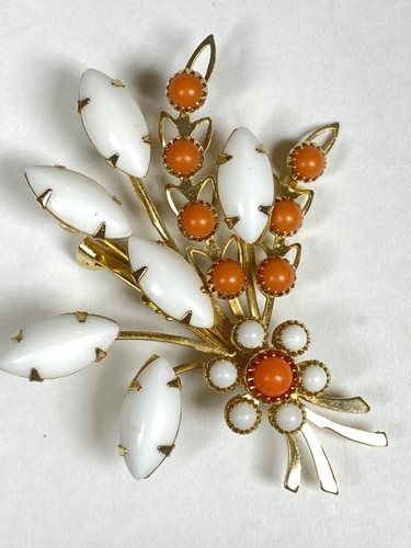 Vintage SET Gold Tone Flower Bouquet Pin Brooch Clip Earrings White Milk Glass - Picture 8 of 11