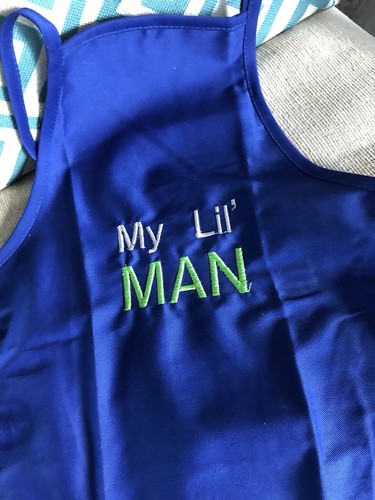 Jungen Schürze blau bestickt Lil Man US 🇺🇸 VERKÄUFER - Bild 2 von 2