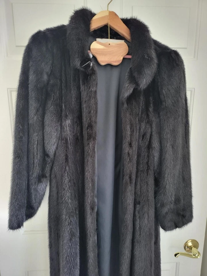 Full Length Black Mink Coat from Kirschner's Furs. Size Medium. No wear and tear - Image 2 of 2