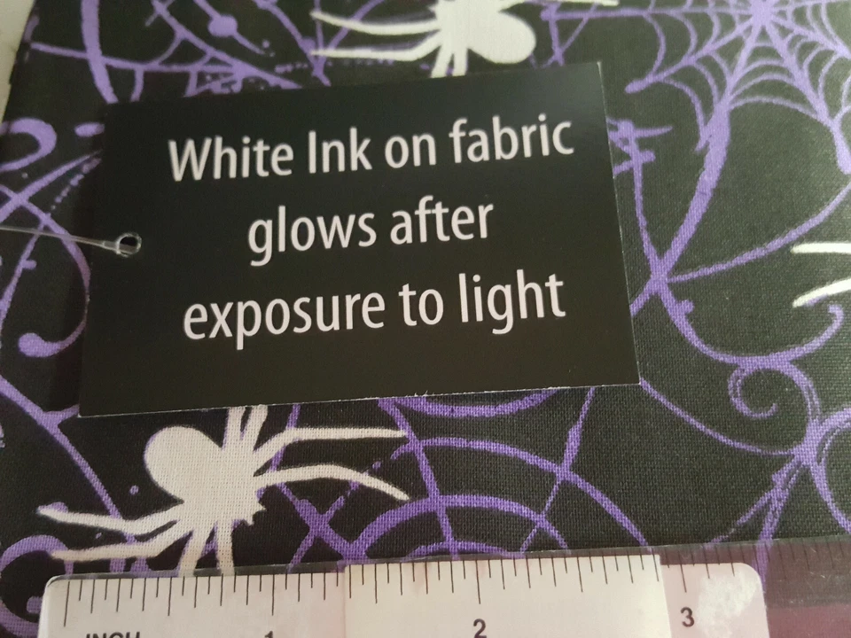 Tela negra y tela negra Fat Quarter Brillan en la oscuridad Araña púrpura Foto 3 de 3