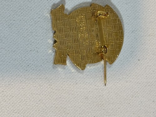 Vintage Las Vegas Yellow Submarine Dive! Collectible Lapel Pin Spielberg Cafe - Picture 2 of 3
