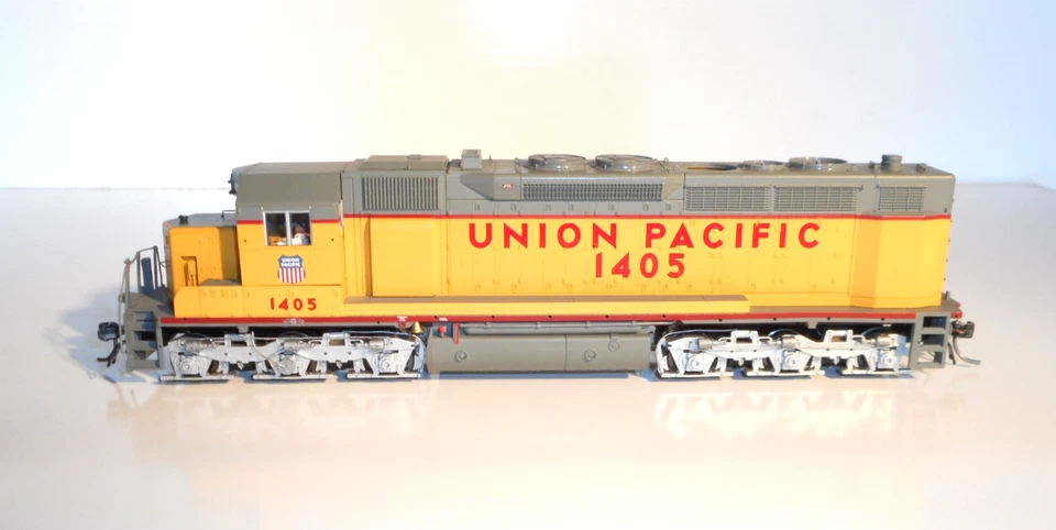 Atlas Union Pacific Diesel Loco. In good mech cond with light. 2 rail DC. HO - Image 3 of 4