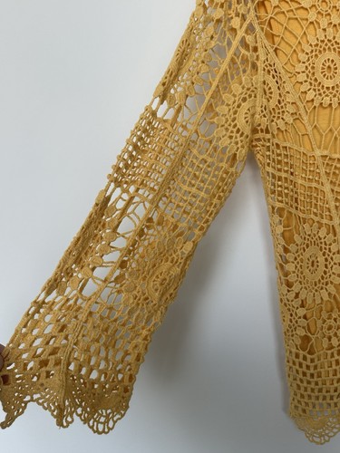 Blusa sin mangas Indigo Thread Co para mujer mediana amarilla crochet manga larga - Imagen 3 de 6