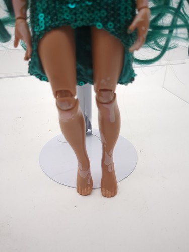 Rainbow High Jewel Richie Doll Articulated Series 4 Emerald Green Vitiligo - Picture 4 of 8