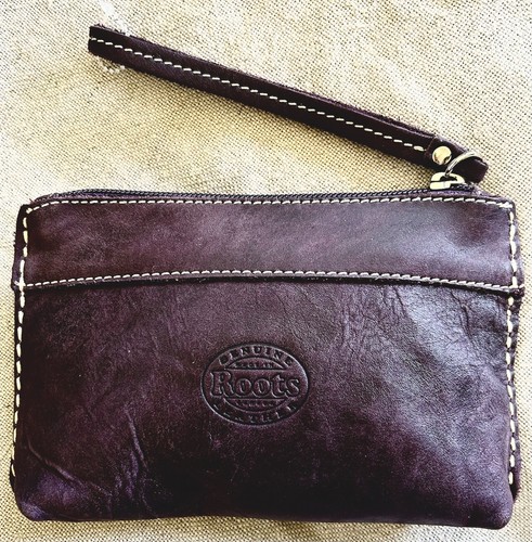 ROOTS Canada Auberginenleder Handgelenktasche 7,5” B x 4,25” H 1,25” T - sehr guter Zustand