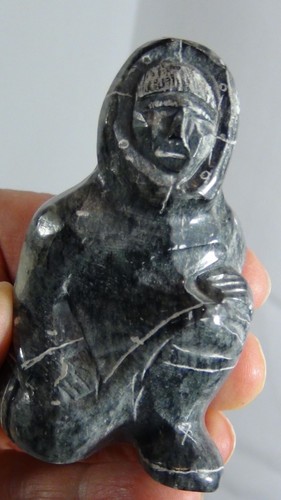 "ANTIGUO INUIT ESQUIMAL ARTE TALLADO PIEDRA GRIS OSCURO ESQUIMAL HOMBRE ESCULTURA FIRMADA ""LUKE" - Imagen 4 de 7