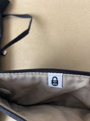 Baggallini Tracolla e Braccialetto RFID Cinghia Regolazione 11” X 11” Nero Viaggio - Foto 14 di 18