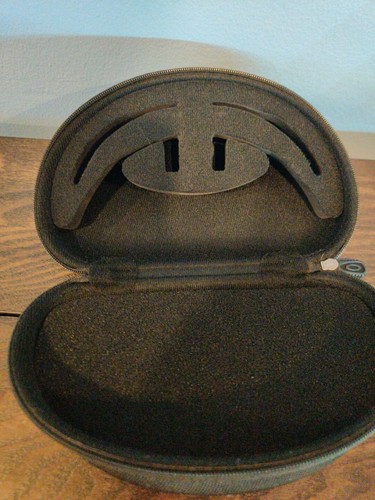 Estuche con cubierta para gafas de sol Oakley con cremallera e inserciones de espuma. - Imagen 5 de 5
