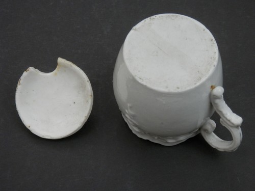 Antigua maceta pequeña de mostaza de porcelana blanca con adornos dorados - Imagen 7 de 7