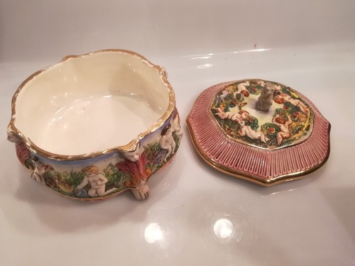 ANTICA SCATOLA IN CERAMICA CON ANGELI GHIRLANDE E ZAMPE LEONE - Picture 6 of 12
