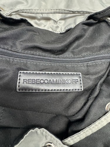 Mochila de nailon Rebecca Minkoff masilla plateada bolsillos medianos con cremallera Nordstrom - Imagen 24 de 24