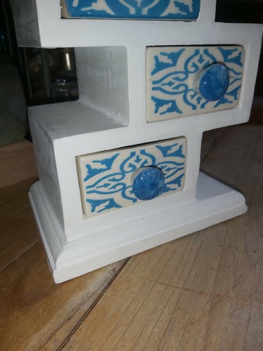 HANDMADE IN INDIA MANGO WOOD SPICE/TRINKET CHEST WITH FIVE CERAMIC DRAWERS - Picture 3 of 12