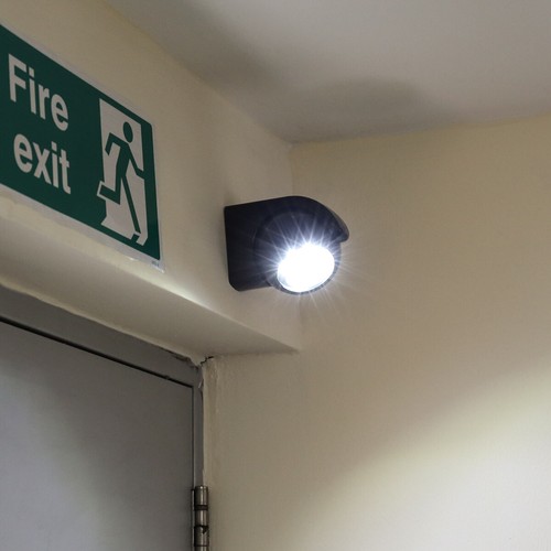 360° PIR Motion Sensor LED Outdoor Security Garden House Welcome Light Battery - Picture 16 of 27